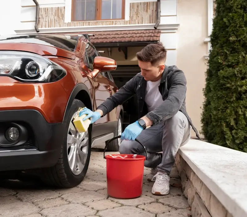 Lavage auto à domicile Saint-Vaast-la-Hougue : professionnel intervenant sur un véhicule